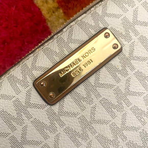 Milky Gold Michael Kors Wallet - Picture 2 of 5